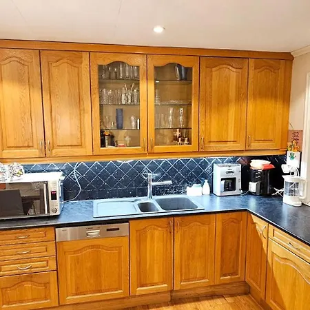 Spacious House With Stunning Mountain Views * 베르겐